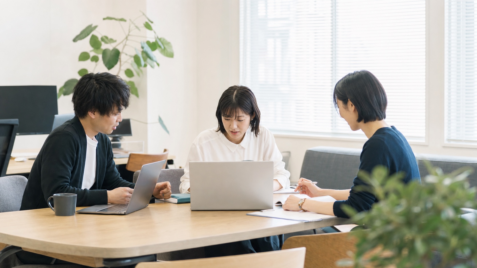 PeakViaのメンバーがノートパソコンを囲んで打ち合わせをしている様子